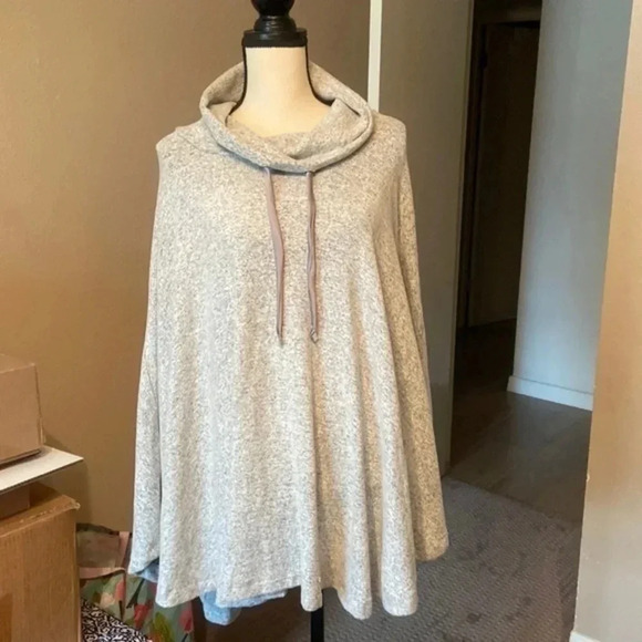 ❄️ Beautiful poncho by philosophy soft cozy warm ❄️BIN #30